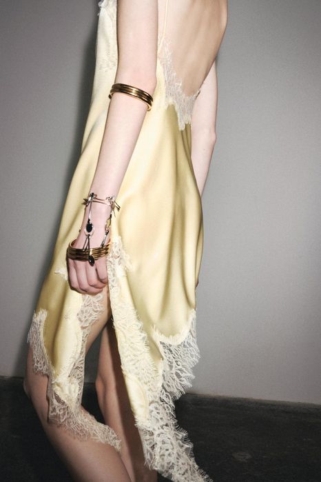 Zara дантелена сатенена рокля