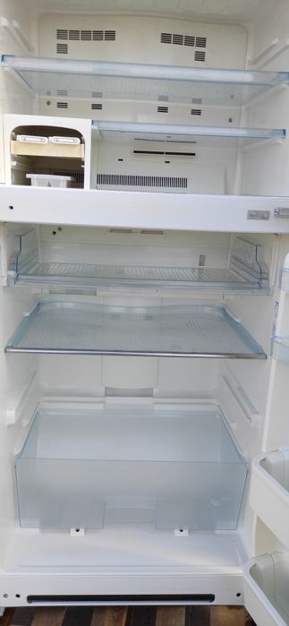 Хладилник с фризер SHARP