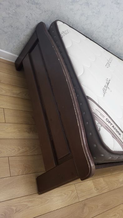 Кровать из дубового дерева