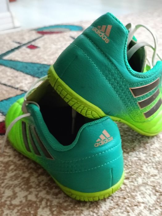 Vând ghete futsal mărimea 37