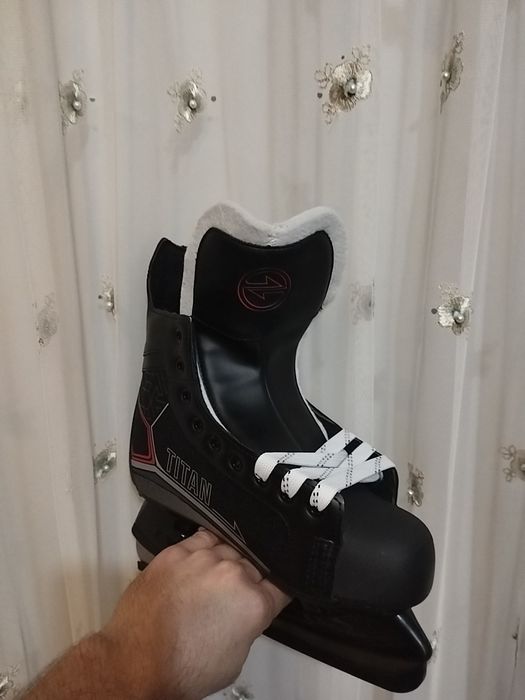 Коньки хоккейные новый