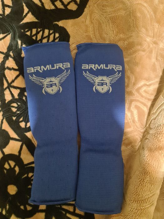 Vând echipament kickbox mănuși și tibiere copii