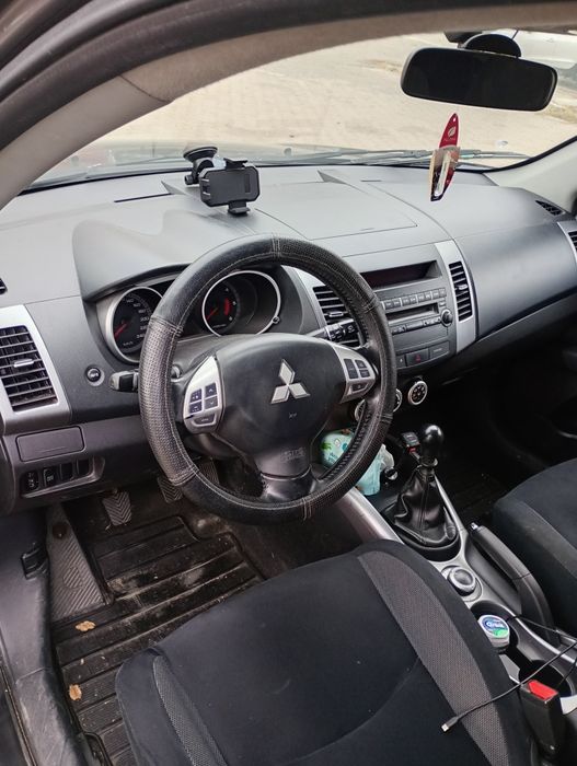 Vând Mitsubishi Outlander 2