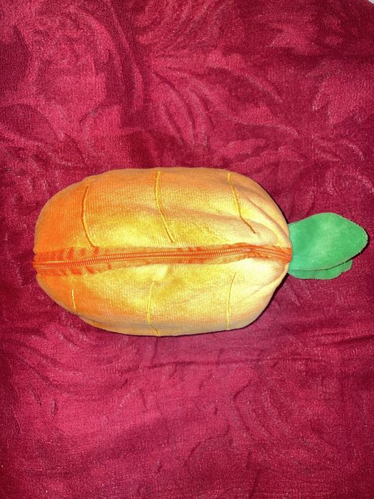 Миленькая игрушка зайчонок