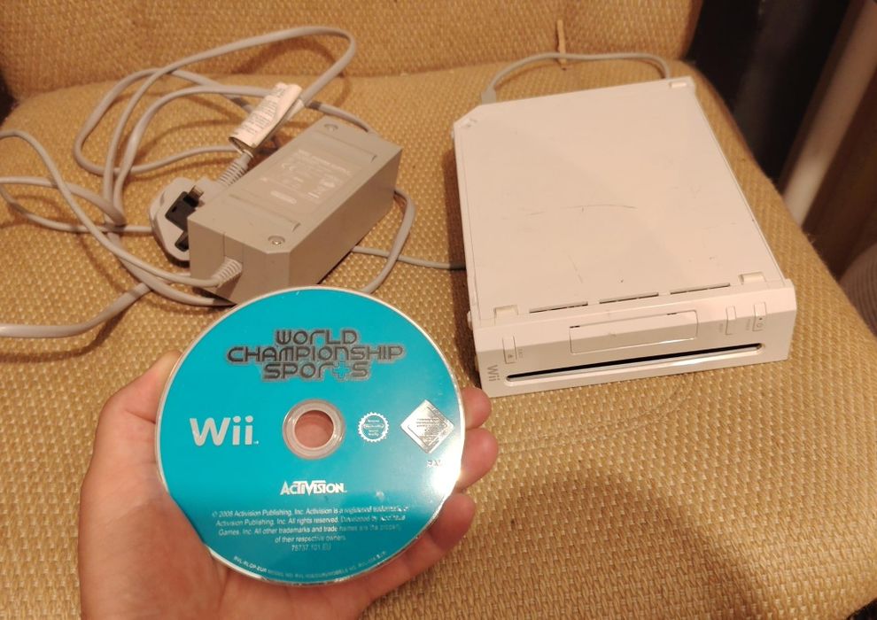 Nintendo Wii cu incarcator original si 1 joc
