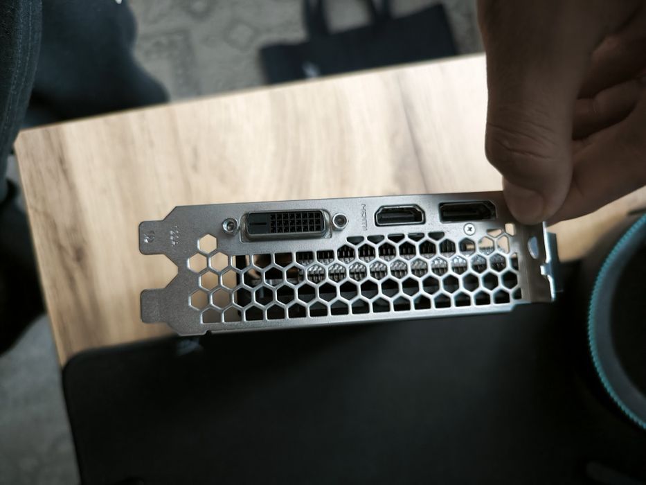 Продам видеокарту 1660 super