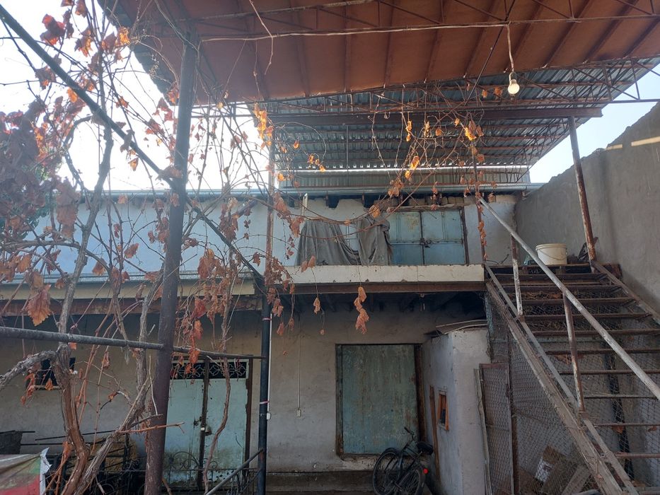 Uy va choyxona sotiladi