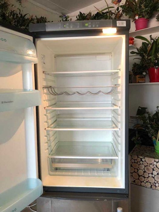 Продавам голям хладилник с фризер ELECTROLUX . Работещ идеално.