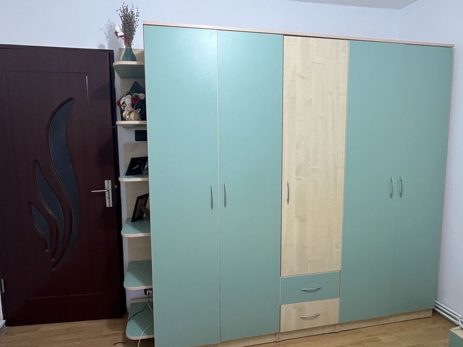 Vand set dormitor (2 noptiere, o comoda, pat si dulap)