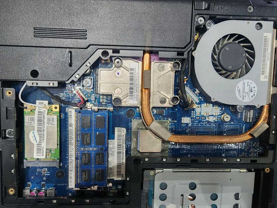 Ноутбук Lenovo G550 на запчасти Экран разбит