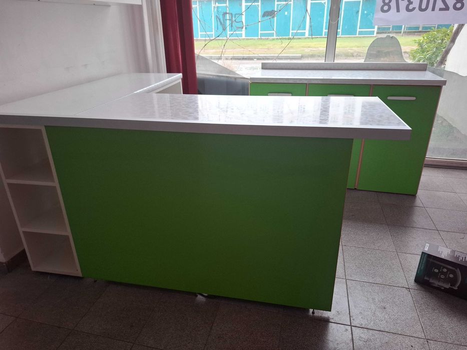 Кухненски шкафове с плот гланц  и бюро