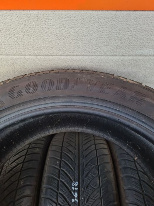 Зимни гуми 4 броя GOODYEAR UltraGrip8 245 45 R19