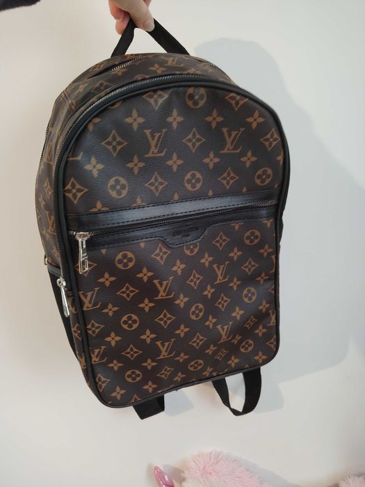 Ghiozdan mare imitație piele și un anumit pattern