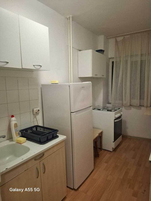 Închiriez garsoniera