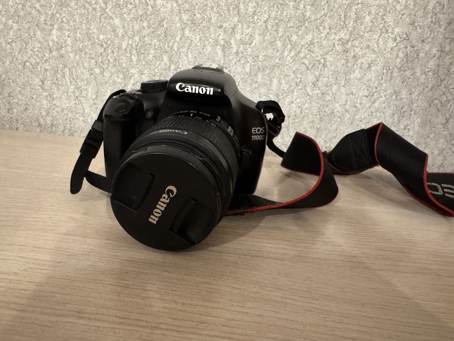 Зеркальный фотоаппарат Canon 1100D