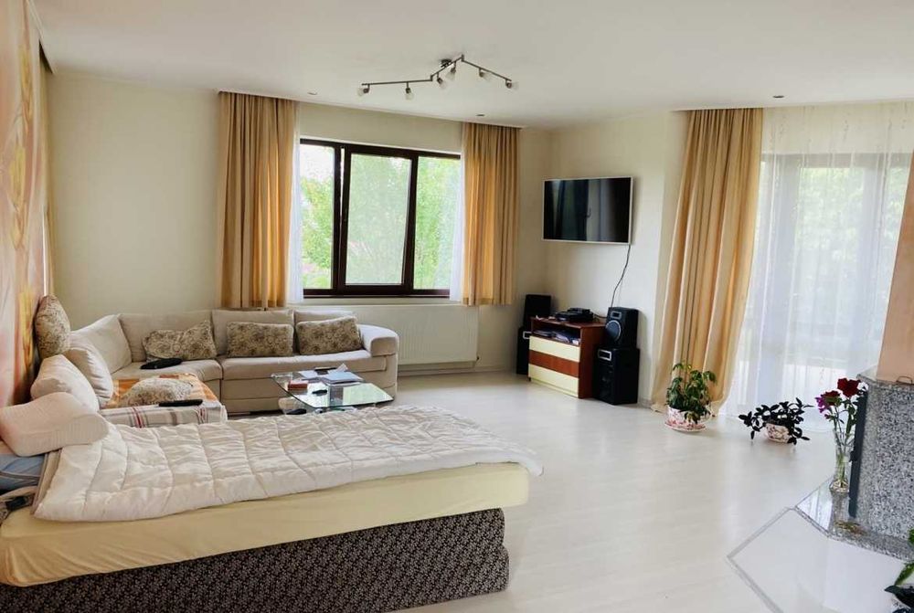 Масивна,триетажна къща за продажба