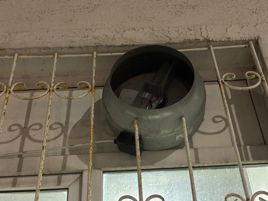 Барная стойка и вытяжка