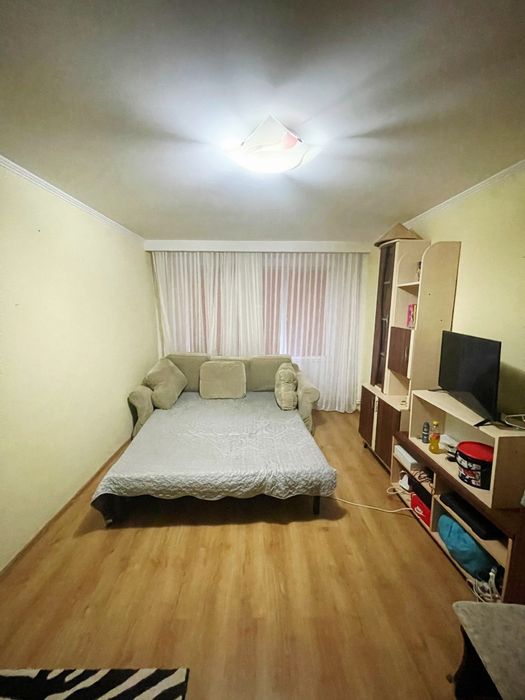 Închiriez apartament.