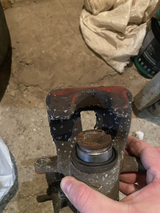 Продавам комплект  дискове и задни апарати за Фолксваген Туран 2004