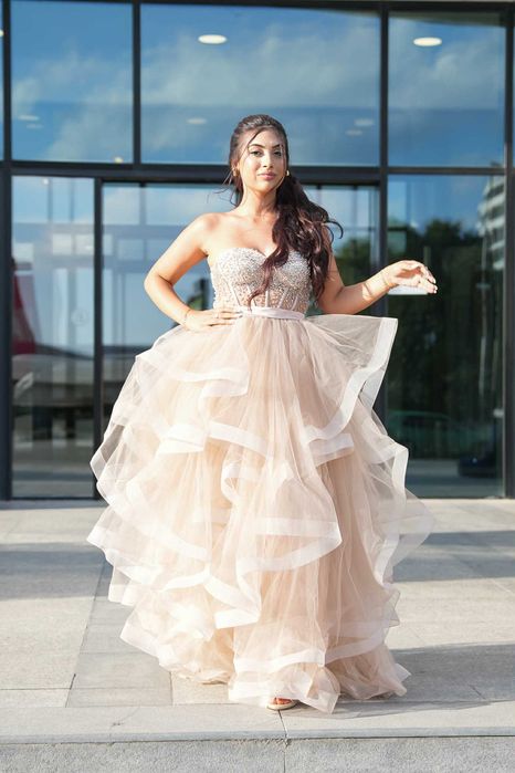 Бухнала рокля на волани