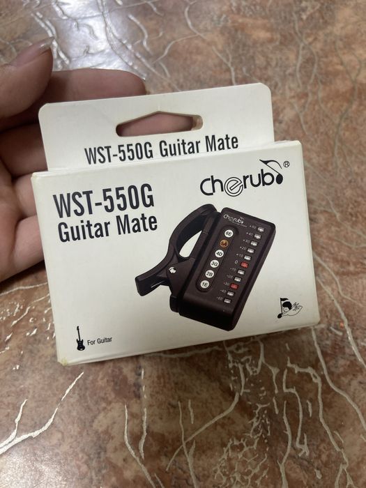 гитара черная, идет с чехлом и тюнер прищепкой настриватель