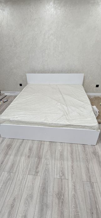 Кровать 2000×1800 вместе с матрасом.