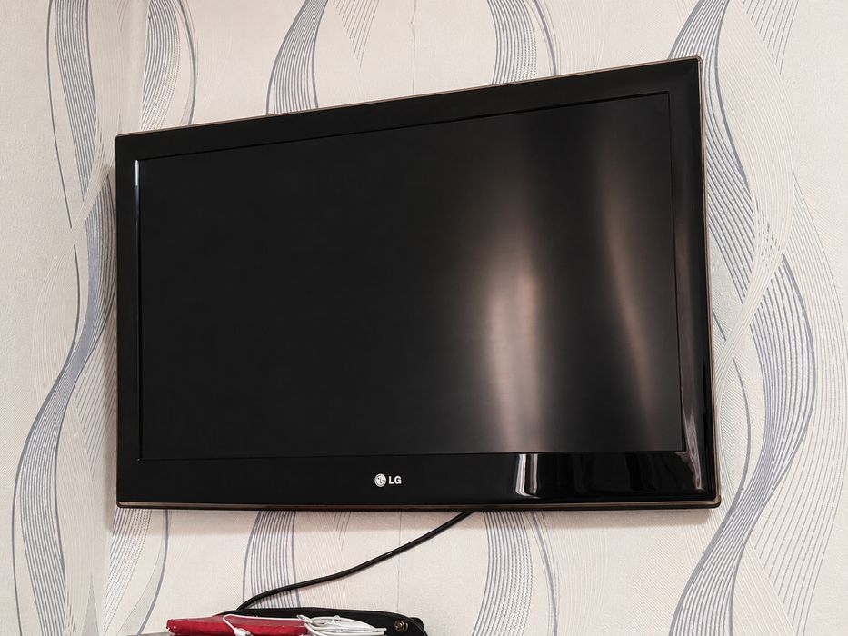 Телевизор LG 32 диагональ на кронштейне