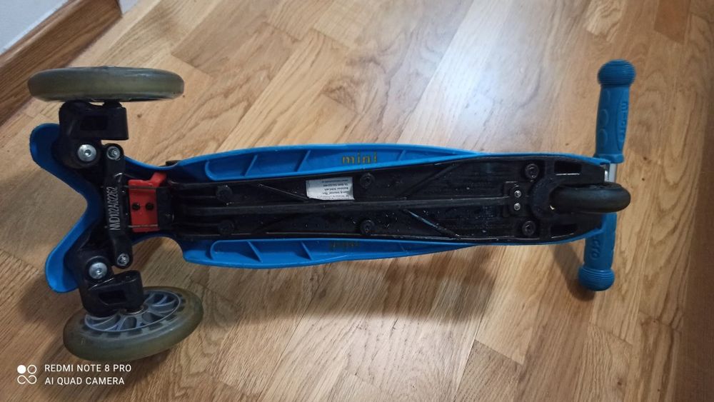 Vând trotineta Mini Micro Deluxe Ocean pliabil, 2-5 ani