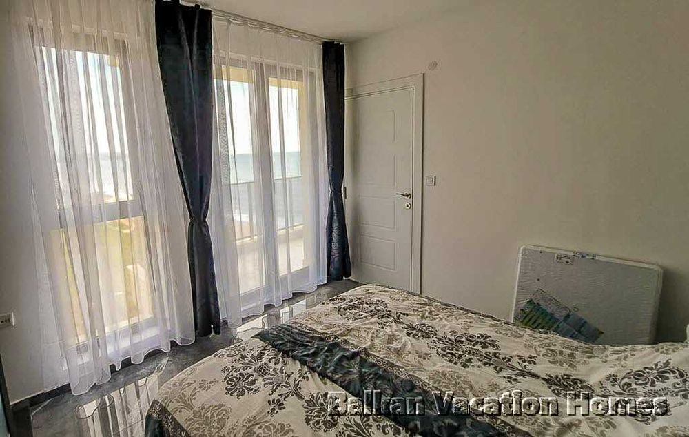 Луксозен апартамент на брега на морето в Обзор