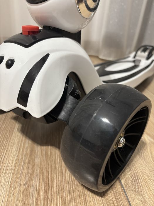 Trotineta NOUA cu roti luminoase si muzica