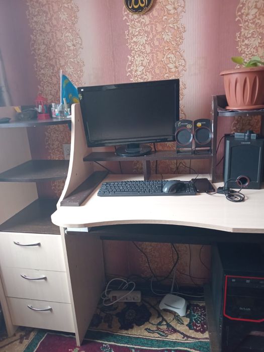 Компьютер и стол