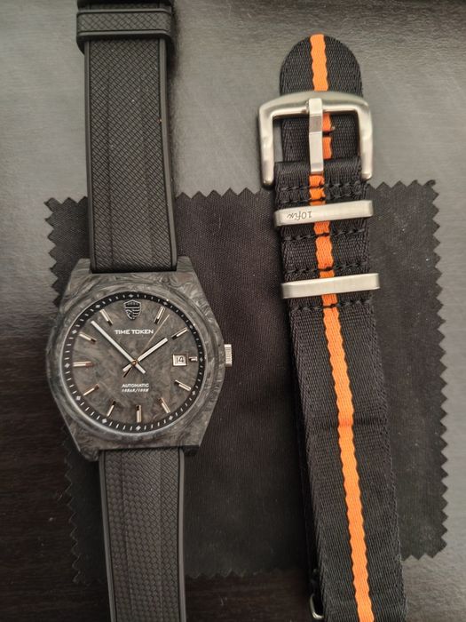 Ceas Time Token, fibra de carbon infuzata cu fosfor.