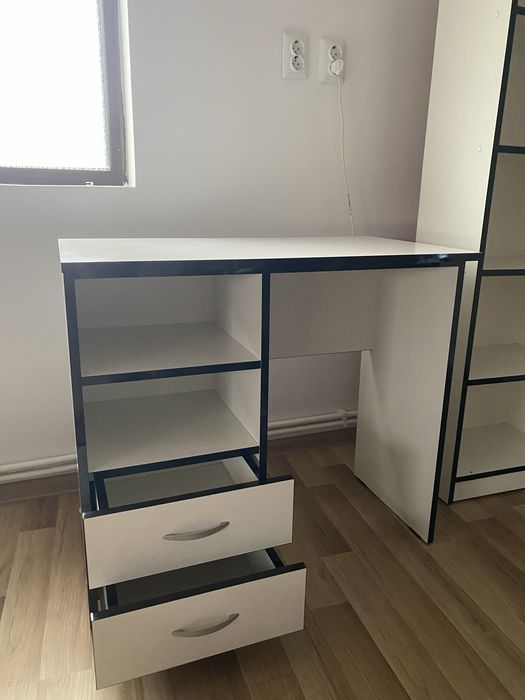 Birou din material de baza de lemn si Biblioteca inclusa