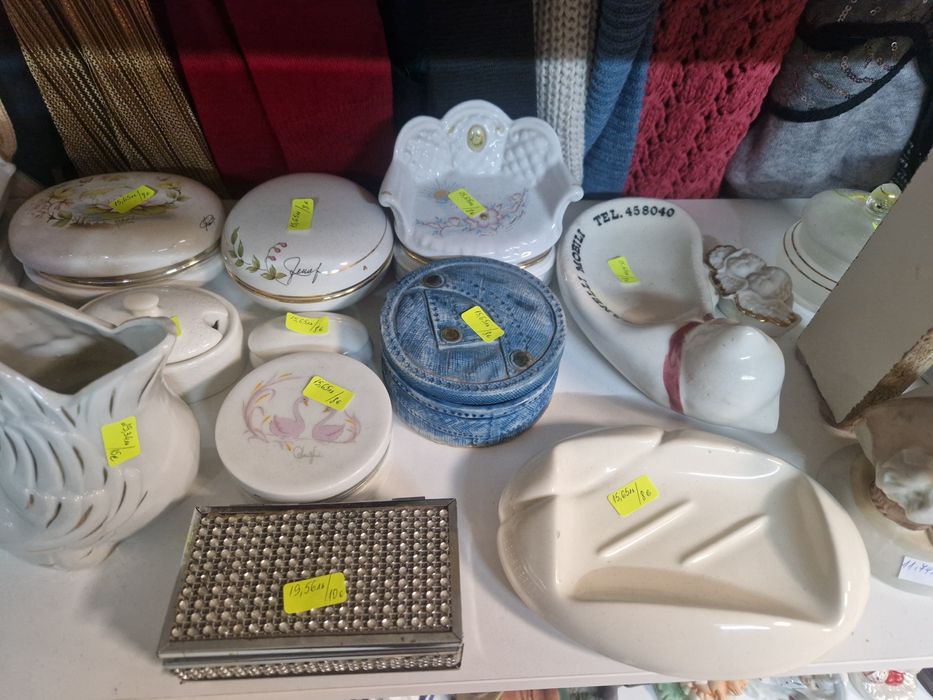 Разпродажба сувенири от дърво и порцелан