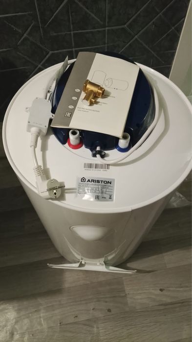 Водонагреватель Ariston Abs Blur 80