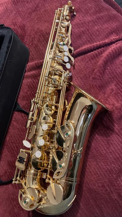 Vând saxofon nou
