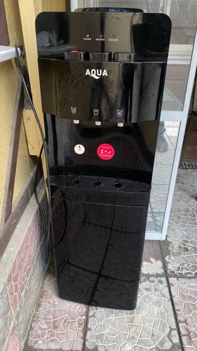 Кулер с водой.