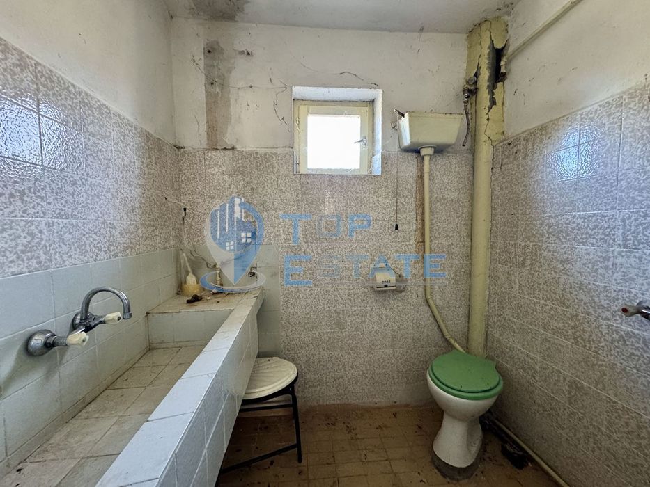 Масивна тухлена къща с кладенец и голям двор в село Ново Градище, обл