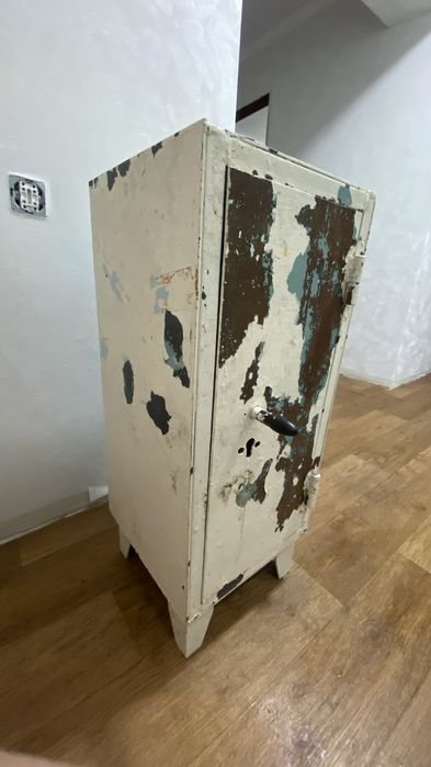 продается металлический сейф б/у