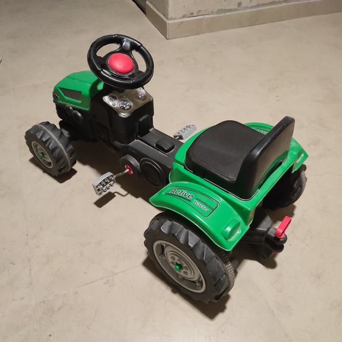 Детский педальный трактор