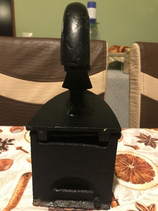 Fier de călcat cu cărbuni cu cap de leu