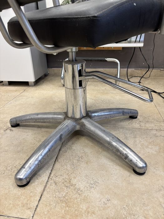 Професионален фризьорски стол стабилен, нуждае се от тапицерия