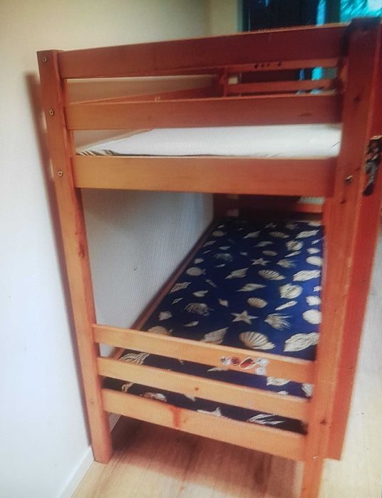 Paturi suprapuse din lemn de pin