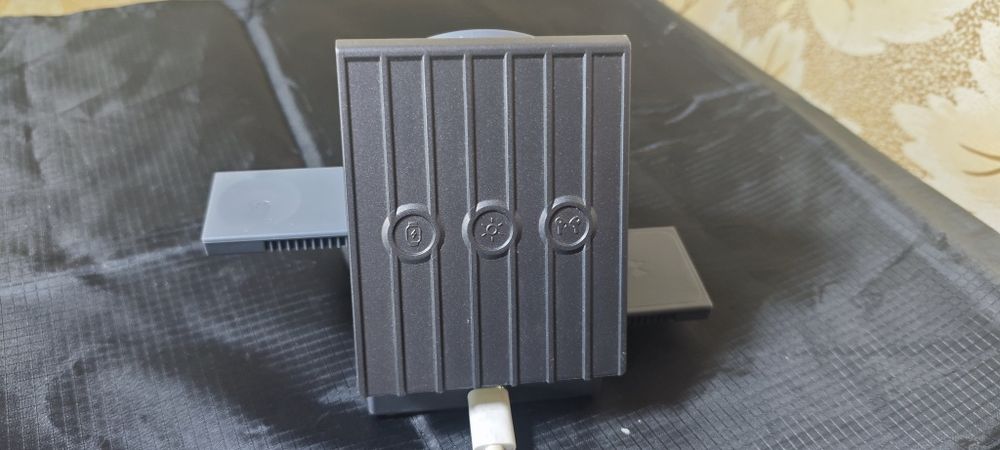 Беспроводная зарядка для телефона наушников и часов