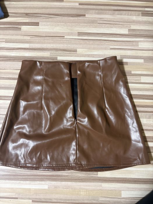 Къса кожена поличка.