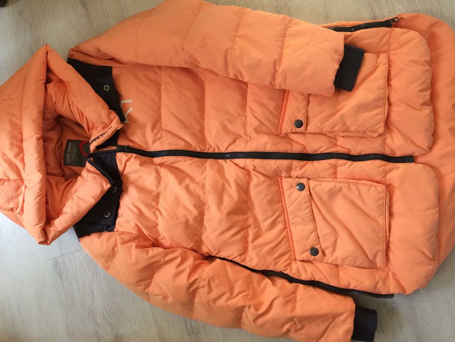 Оранжево яке с качулка.