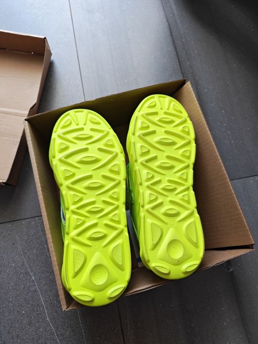 Продам кроссовки новые