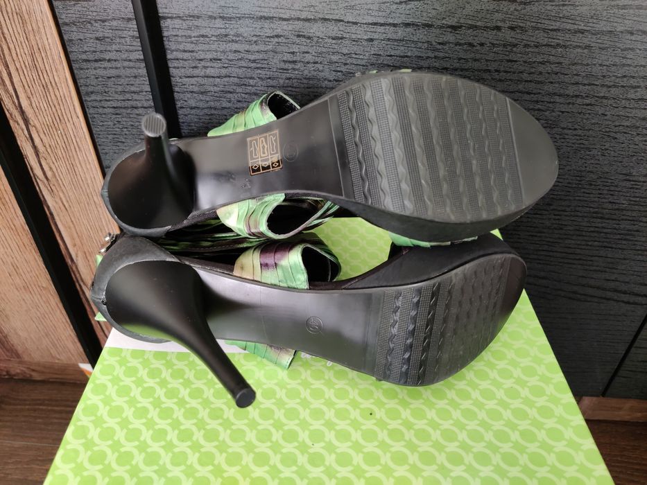 Зелени сандали с тънък ток