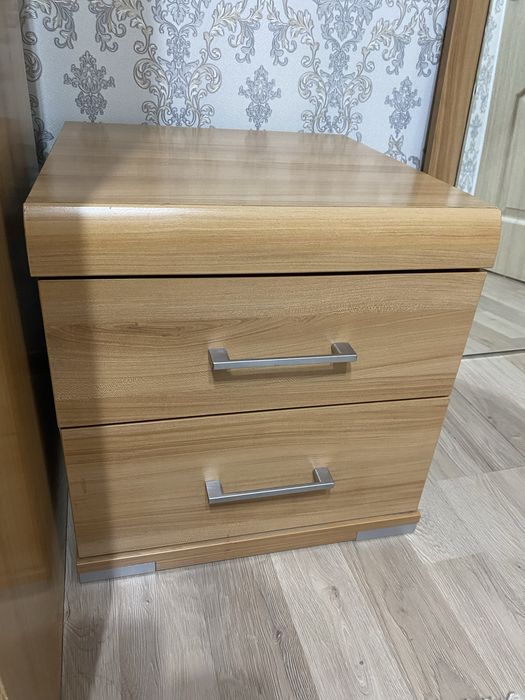 Комод, две тумбочки и зеркало