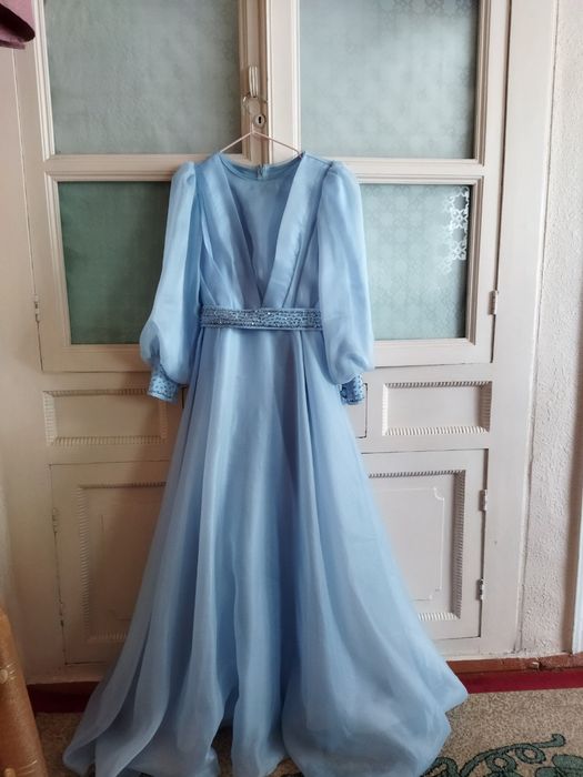 Vecherniy kiyim sotiladi